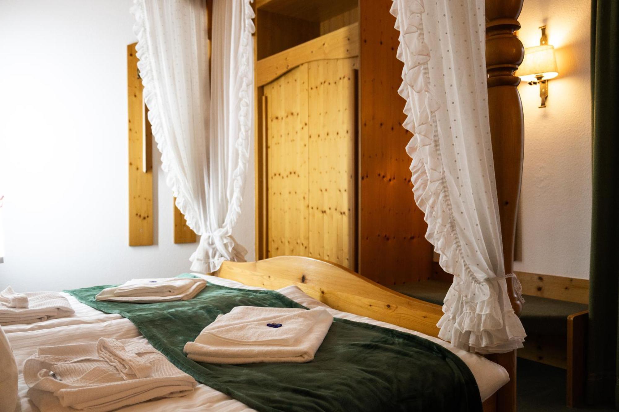 Hotel Zum See, Titisee Bagian luar foto