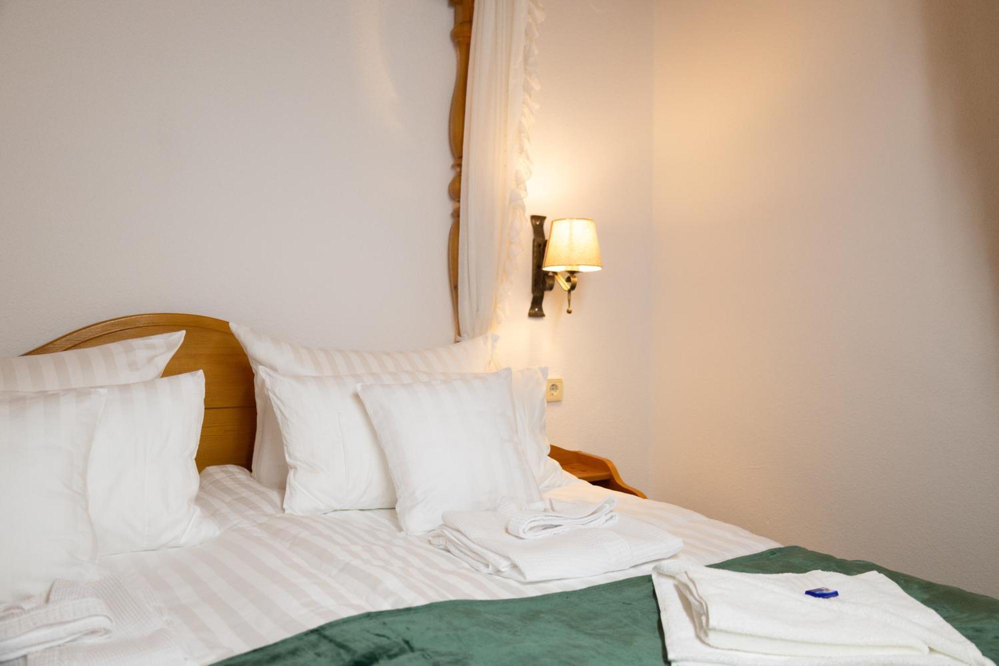 Hotel Zum See, Titisee Bagian luar foto