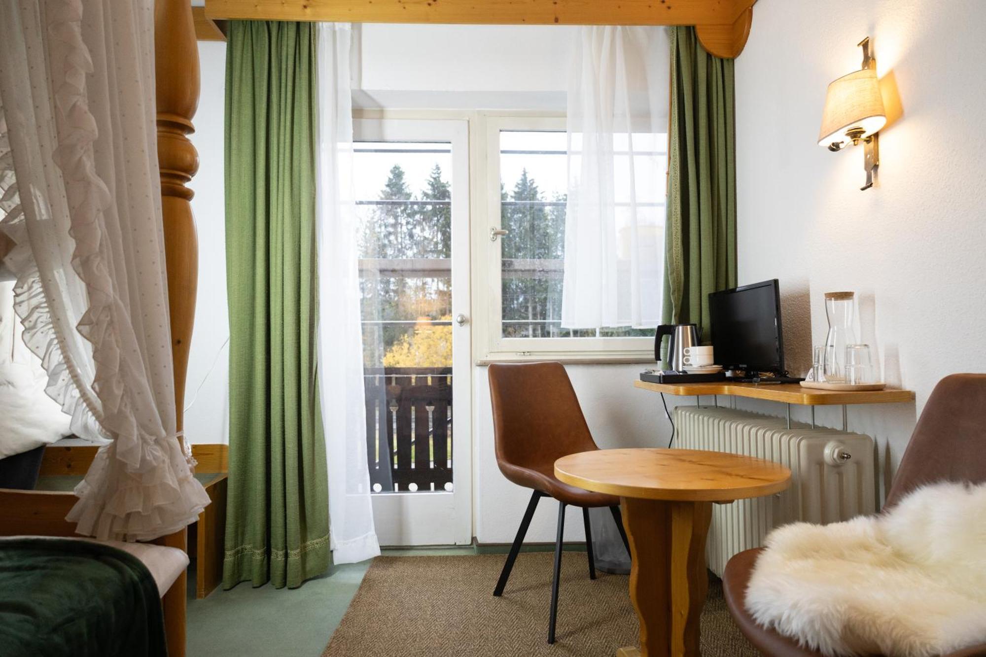 Hotel Zum See, Titisee Bagian luar foto