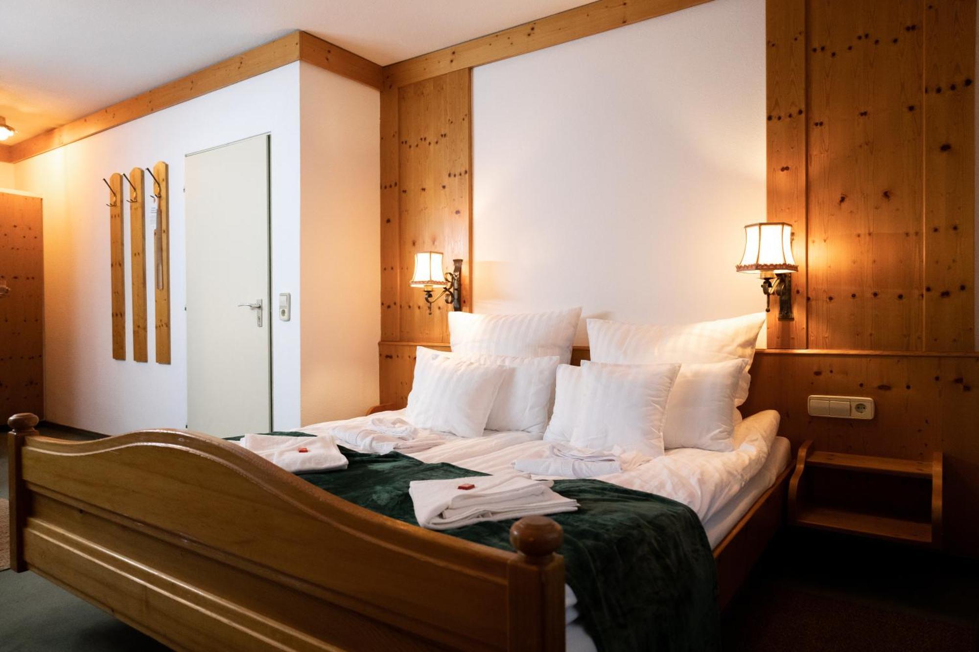 Hotel Zum See, Titisee Bagian luar foto