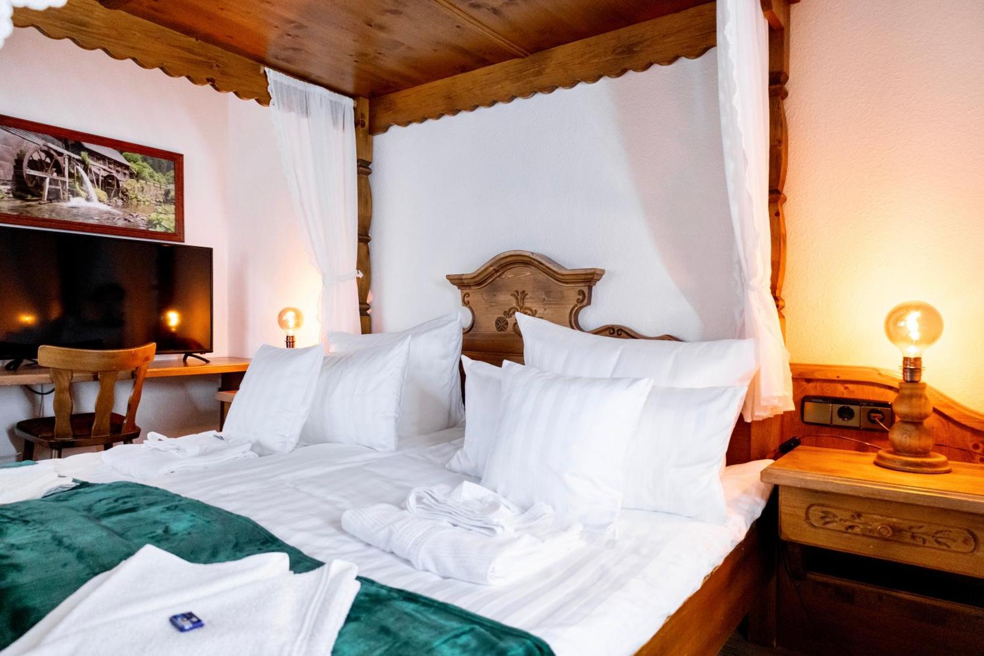 Hotel Zum See, Titisee Bagian luar foto